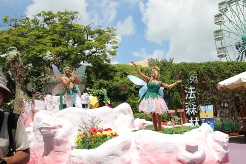 ▲麗寶樂園暑假推出四輛巨型花車的精靈遊行表演，小朋友打扮成精靈或仙子造型入園，並報名活動，也可登上花車遊街去。（圖／業者提供）(1216.01 kb)