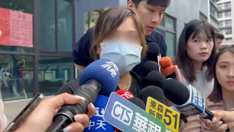 ▲黑貓宅急便命案死者太太林口分局做完筆錄後接受聯訪。（圖／翻攝畫面）