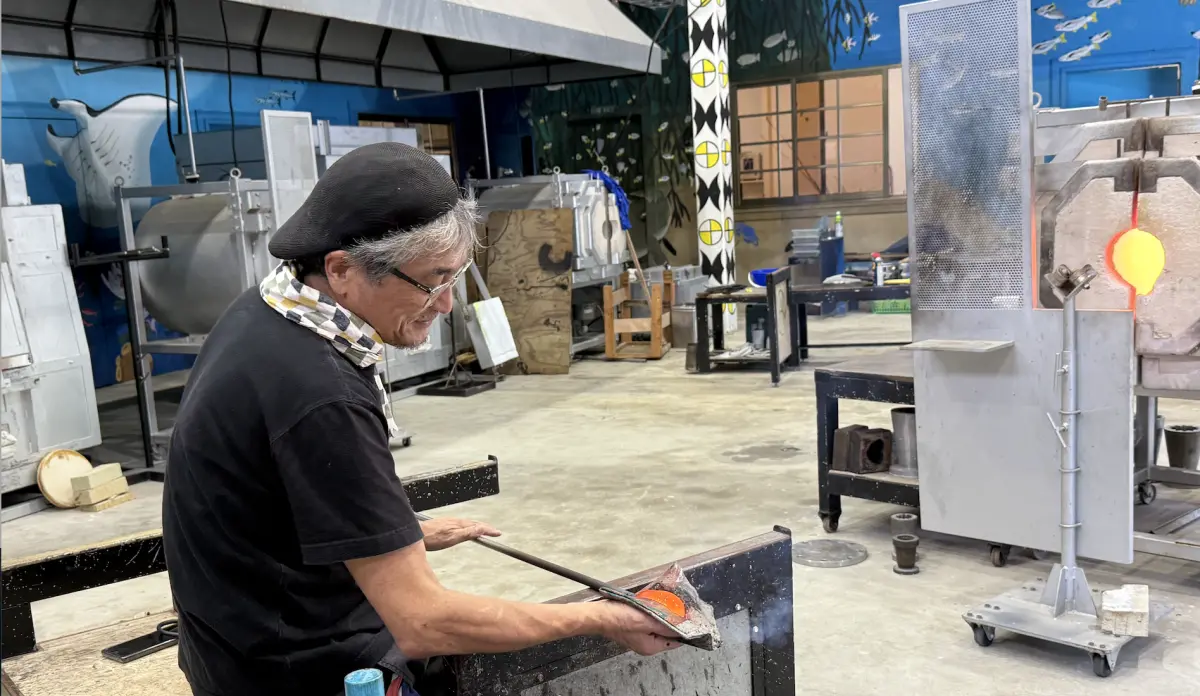 ▲位於帛琉科羅市的小型藝術工坊，由日本藝術團隊引進玻璃吹製技術與設備。（圖／國際中心記者賴正琳攝）