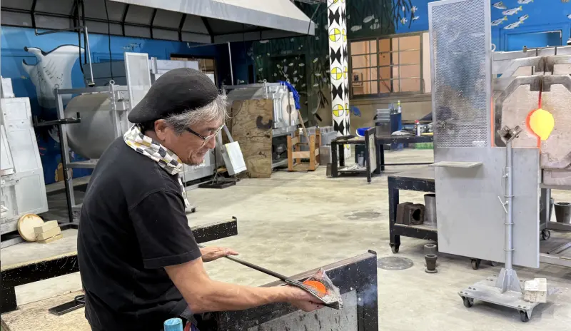 ▲位於帛琉科羅市的小型藝術工坊，由日本藝術團隊引進玻璃吹製技術與設備。（圖／國際中心記者賴正琳攝）