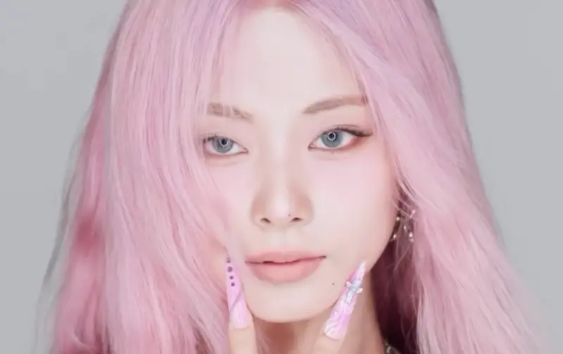 ▲女團TWICE成員周子瑜在公司釋出的回歸預告中，一改過去的深髮色造型，以全新淺粉髮色示眾，讓許多粉絲看傻：「以為是AI。」（圖／TWICE IG）