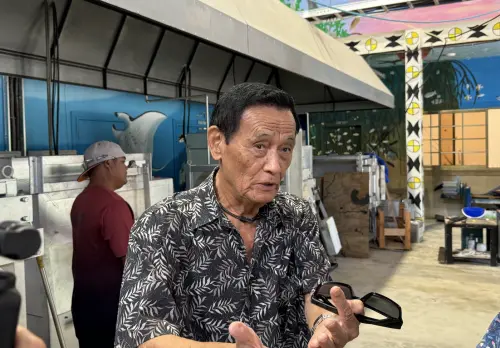 ▲日本人培訓當地人製作玻璃杯、碗、吊飾與藝術品。（圖／國際中心記者賴正琳攝）