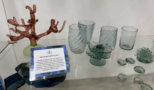 ▲玻璃工坊的作品多採用回收玻璃再製，並融入帛琉海洋元素。（圖／國際中心記者賴正琳攝）