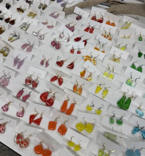 ▲玻璃工藝品涵蓋家居飾品、小擺設和耳環，充滿創意和美感。（圖／國際中心記者賴正琳攝）