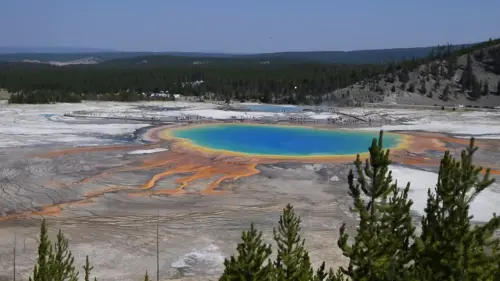 大稜鏡溫泉看起來就像一面美麗的鏡子,但對於生物來說可是致命陷阱。(圖/翻攝YT@Within Hiking Distance) ▲大稜鏡溫泉看起來就像一面美麗的鏡子,但對於生物來說可是致命陷阱。(圖/翻攝YT@Within Hiking Distance)