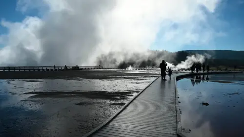 大稜鏡溫泉雖然有木棧道提供給人類行走參觀,但下方的泉水可是將近90度的滾燙溫度。(圖/翻攝YT@Within Hiking Distance) ▲大稜鏡溫泉雖然有木棧道提供給人類行走參觀,但下方的泉水可是將近90度的滾燙溫度。(圖/翻攝YT@Within Hiking Distance)