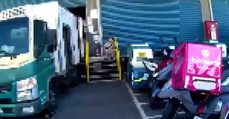 ▲黑貓宅急便徐姓女員工殺害男同事後呆站一旁。（圖／翻攝畫面）