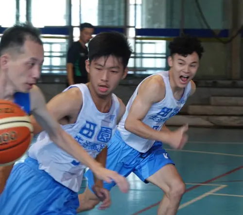 興達盃聽障籃球錦標賽開打 全台近百聽障好手同場競技 ▲臺中好手陳韋翔-右-入選國家代表隊-將於11月參加東京辦理的夏季達福林匹克運動會.(圖/台中運動局提供)
