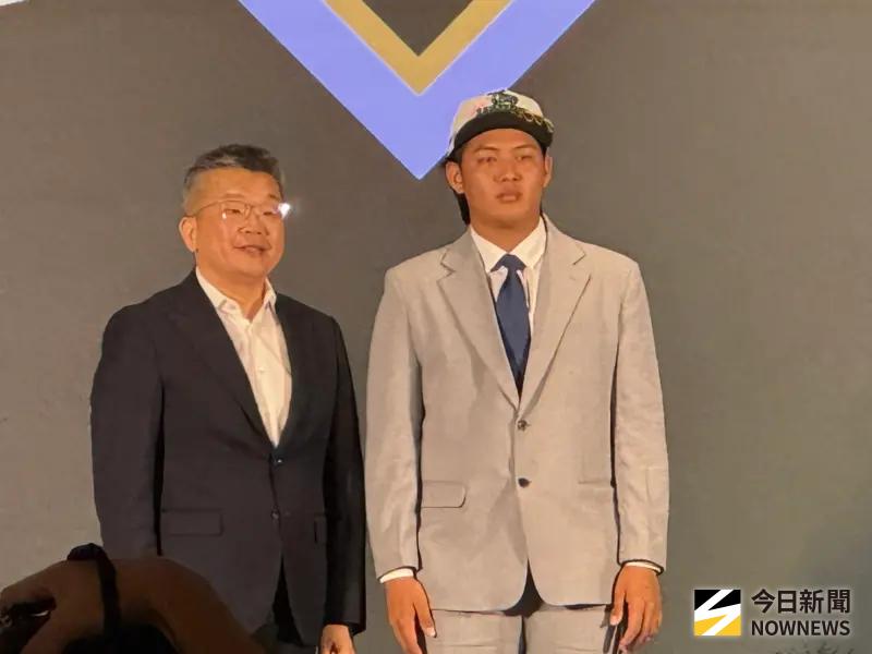 ▲韋宏亮畢業於鶯歌工商，曾因動手術休息一年，畢業後進入業餘球隊新北凱撒，最快球速超過150公里，配有一顆水準之上的滑球。由於在業餘定位後援投手，韋宏亮在投手丘上也能盡情飆速，被評為成一軍即戰力的投手。（圖／記者吳忠育攝）