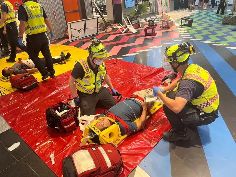 ▲中市消防局偕異想新樂園進行無預警消防搶救演練，氣氛震撼逼直，有遊客一度以為真的發生災情。（圖／業者提供）