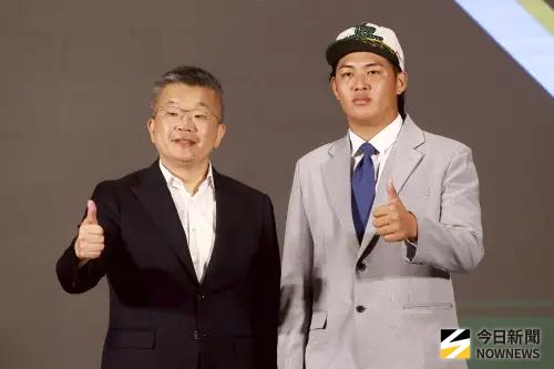 新北凱薩終結者韋宏亮(右)被台鋼雄鷹選中,成為選秀狀元,《NOWnews》將為各位不斷更新2025中職選秀的即時狀況,讓讀者隨時掌握選秀進度。(圖/黑豹旗提供) ▲新北凱薩終結者韋宏亮(右)被台鋼雄鷹選中,成為選秀狀元,《NOWnews》將為各位不斷更新2025中職選秀的即時狀況,讓讀者隨時掌握選秀進度。(圖/黑豹旗提供)