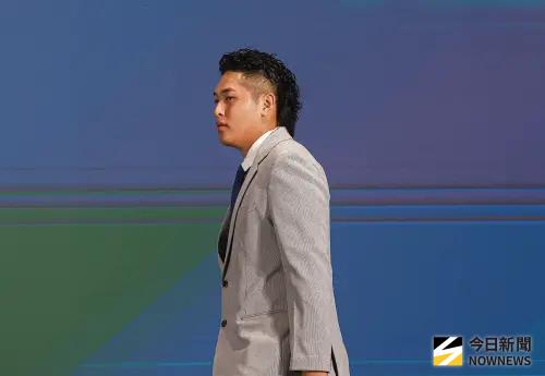 ▲中華職棒2025選秀會狀元由新北凱薩終結者韋宏亮（右）被台鋼雄鷹選中。（圖／記者葉政勳攝 ,2025.06.30）