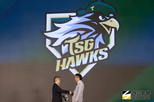 ▲中華職棒2025選秀會狀元由新北凱薩終結者韋宏亮（右）被台鋼雄鷹選中。（圖／記者葉政勳攝 ,2025.06.30）