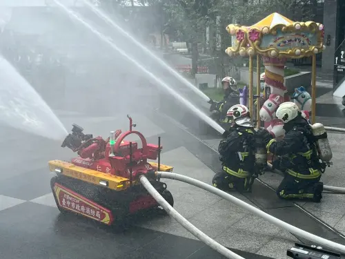 防災,是每一個人的事! 中市消防局偕異想新樂園進行搶救演練 ▲演練過程伴隨著警報聲與逼真的傷妝及哀號聲,一度讓現場遊客以為災難真的發生,氣氛逼真震撼,(圖/業者提供)