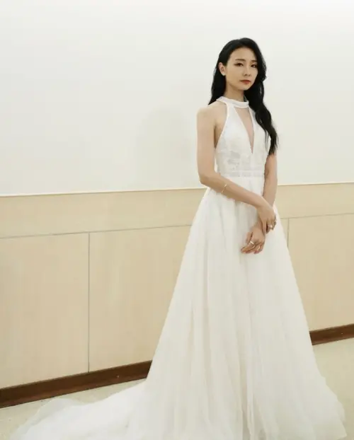 ▲陳忻玥以白色禮服走紅毯，氣質清新脫俗。（圖／陳忻玥 IG）