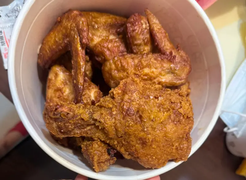 ▲中元節拜財神、地基主準備炸雞腿，全聯11塊炸雞桶279元，平均一隻不到26元。（圖／我愛全聯-好物老實説）