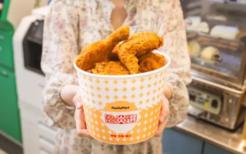 ▲全家便利商店曾在2024年推出台灣便利商店首見的炸雞桶餐。(圖/全家提供) ▲▲全家便利商店曾在2024年推出台灣便利商店首見的炸雞桶餐。(圖/全家提供)