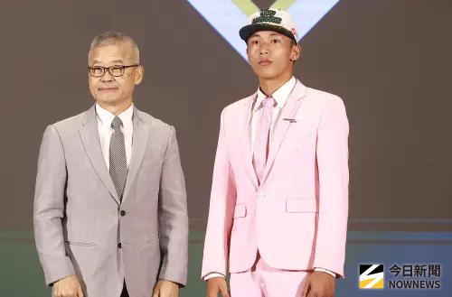 ▲中華職棒2025選秀會第三輪,台鋼雄鷹挑中平鎮高中畢業的右投手邱立璿。(圖/記者葉政勳攝 ,2025.06.30) ▲中華職棒2025選秀會第三輪,台鋼雄鷹挑中平鎮高中畢業的右投手邱立璿。(圖/記者葉政勳攝 ,2025.06.30)