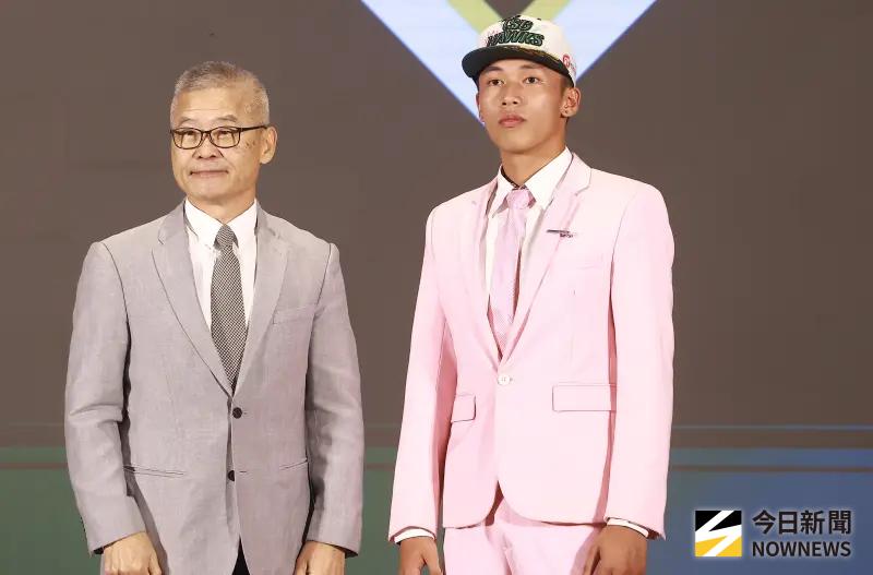 ▲中華職棒2025選秀會第三輪,台鋼雄鷹挑中平鎮高中畢業的右投手邱立璿。(圖/記者葉政勳攝 ,2025.06.30)