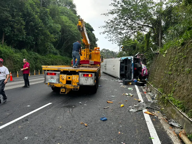 ▲新竹縣北埔鄉今（30）日發生遊覽車翻覆意外。（圖／消防局提供）