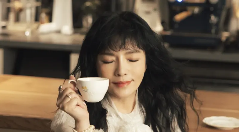 ▲星座專家唐綺陽成功瘦身26公斤，氣質大升級，受邀為雜誌拍攝封面，首次挑戰全新風格造型，曬出仙氣美照驚豔粉絲直呼認不出來。（圖／唐綺陽 IG）