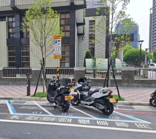 ▲新北市也從2024年陸續在大型重機停放率較高的路段規劃大型重機專用格。（圖／新北市交通局）