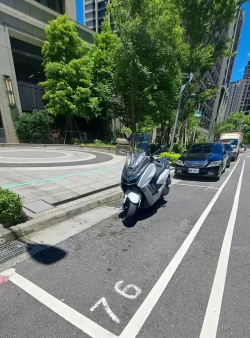 ▲大型重機依現行法規可停放汽車格。（圖／新北市交通局）
