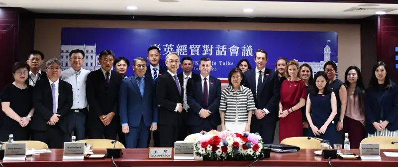 ▲英國商業貿易部貿易政策暨經濟安全部長艾禮遜 （Douglas Alexander） 與經濟部次長江文若今（30）日主持2025年台英經貿對話會議。（圖／經濟部貿易署提供）