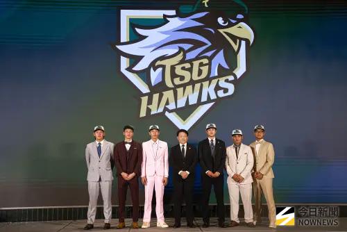 ▲中華職棒2025選秀會,台鋼雄鷹總教練洪一中與選中的球員們進行合照。(圖/記者葉政勳攝 ,2025.06.30) ▲中華職棒2025選秀會,台鋼雄鷹總教練洪一中與選中的球員們進行合照。(圖/記者葉政勳攝 ,2025.06.30)