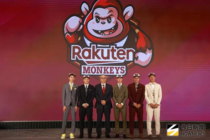 ▲中華職棒2025選秀會,樂天桃猿總教練古久保健二與選中的球員們進行合照。(圖/記者葉政勳攝 ,2025.06.30)