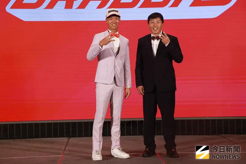 ▲中華職棒2025選秀會,味全龍總教練葉君璋與選中的球員合照。(圖/記者葉政勳攝 ,2025.06.30)