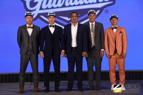 ▲中華職棒2025選秀會,富邦悍將總教練陳金鋒與選中的球員們進行合照。(圖/記者葉政勳攝 ,2025.06.30) ▲中華職棒2025選秀會,富邦悍將總教練陳金鋒與選中的球員們進行合照。(圖/記者葉政勳攝 ,2025.06.30)