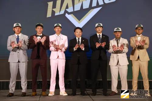 ▲中華職棒2025選秀會,台鋼雄鷹總教練洪一中與選中的球員們進行合照。(圖/記者葉政勳攝 ,2025.06.30) ▲中華職棒2025選秀會,台鋼雄鷹總教練洪一中與選中的球員們進行合照。(圖/記者葉政勳攝 ,2025.06.30)