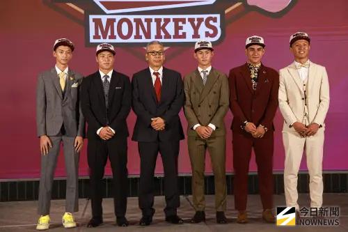 ▲中華職棒2025選秀會,樂天桃猿總教練古久保健二與選中的球員們進行合照。(圖/記者葉政勳攝 ,2025.06.30) ▲中華職棒2025選秀會,樂天桃猿總教練古久保健二與選中的球員們進行合照。(圖/記者葉政勳攝 ,2025.06.30)