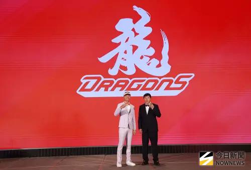 ▲中華職棒2025選秀會,味全龍總教練葉君璋與選中的球員合照。(圖/記者葉政勳攝 ,2025.06.30) ▲中華職棒2025選秀會,味全龍總教練葉君璋與選中的球員合照。(圖/記者葉政勳攝 ,2025.06.30)