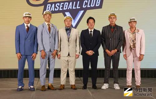 ▲中華職棒2025選秀會,中信兄弟總教練平野惠一與選中的球員們合照。(圖/記者葉政勳攝 ,2025.06.30) ▲中華職棒2025選秀會,中信兄弟總教練平野惠一與選中的球員們合照。(圖/記者葉政勳攝 ,2025.06.30)