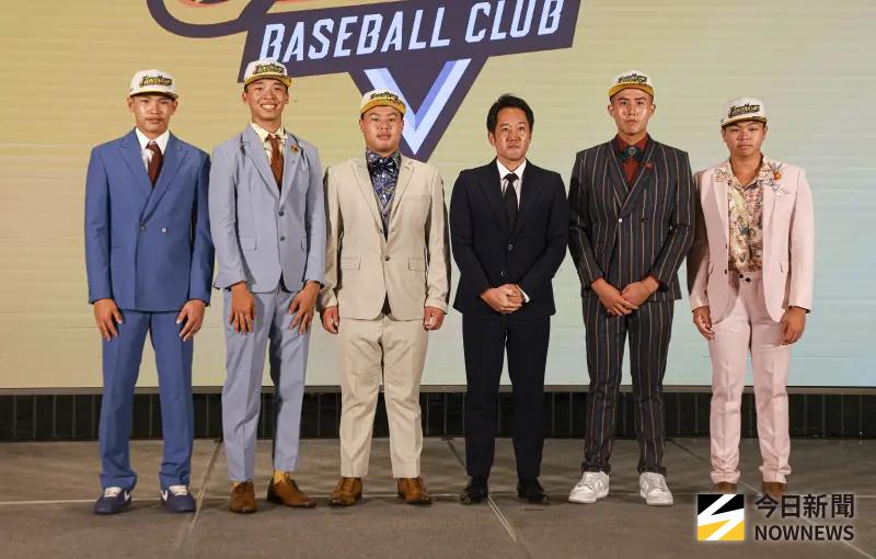 ▲中華職棒2025選秀會，中信兄弟總教練平野惠一與選中的球員們合照。（圖／記者葉政勳攝 ,2025.06.30）