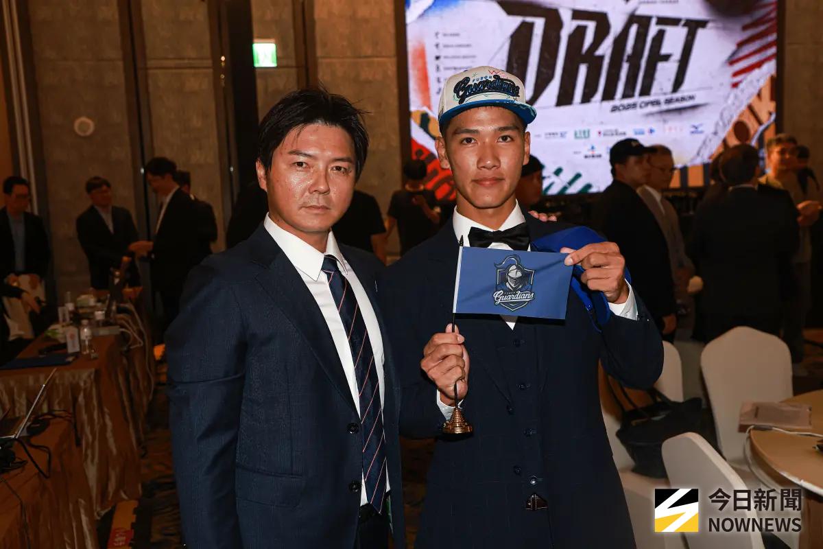 ▲中華職棒2025選秀會，富邦悍將農場主管林威助（左）與次輪選進的外野手劉承佑（右）合照。（圖／記者葉政勳攝 ,2025.06.30）