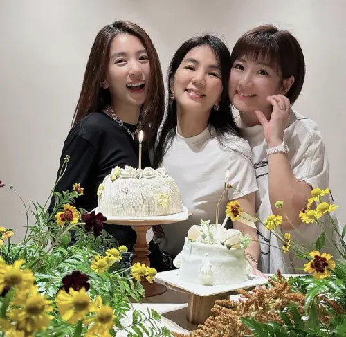 S.H.E(左起:Hebe田馥甄、和Ella陳嘉樺、Selina任家萱)三姐妹合體。(圖/Ella IG) ▲S.H.E(左起:Hebe田馥甄、和Ella陳嘉樺、Selina任家萱)三姐妹合體。(圖/Ella IG)