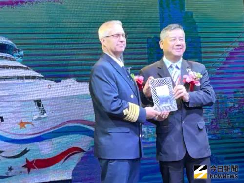 ▲麗星郵輪公司領航星號郵輪首航高雄，由台灣港務公司總經理王錦榮致送紀念品給領航星號郵輪。(圖／記者黃守作攝，2025.06.30)