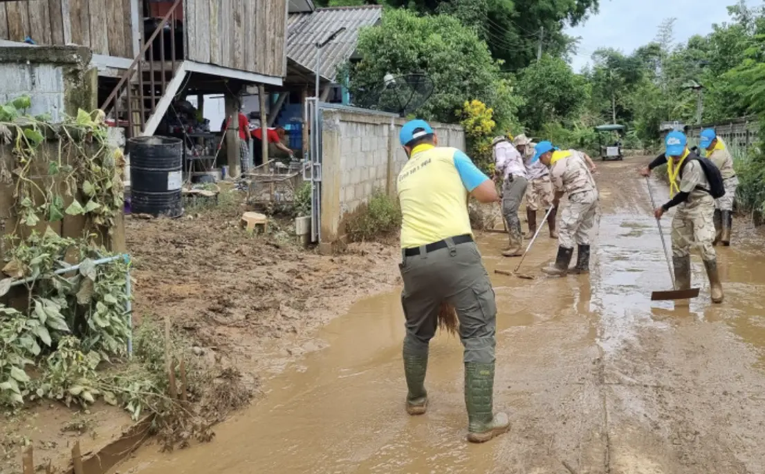 ▲位於泰國北部的清萊因連日豪雨，滿地都是泥濘。（圖／翻攝自Bangkok Post）