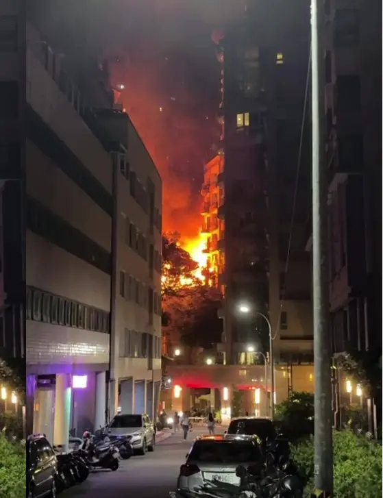 ▲北市北投區光明路一處廢棄無人空屋30日晚間8時40分驚傳火警，火勢迅速延燒，現場濃煙密布。（圖／翻攝畫面）