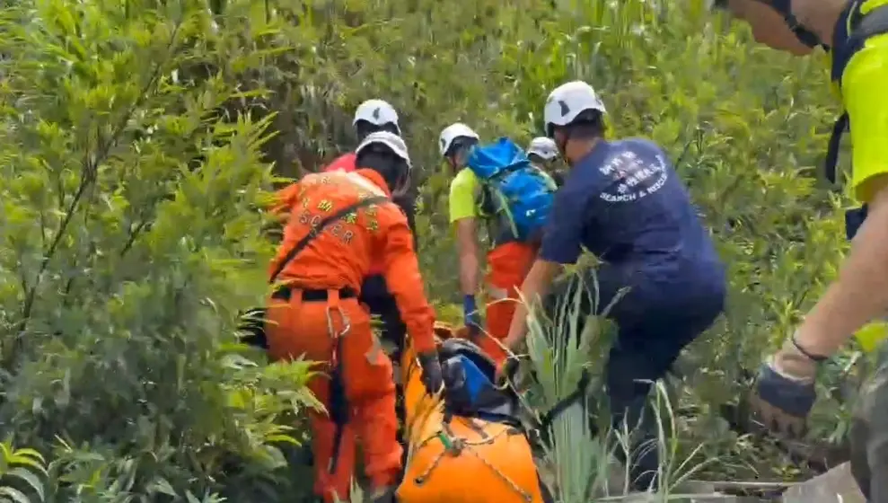 ▲有一行7人到該處進行泛舟活動，其中一名38歲廖姓男子不慎翻舟後，嘗試自救未果，最終被暗流捲入身亡。（圖／翻攝畫面）