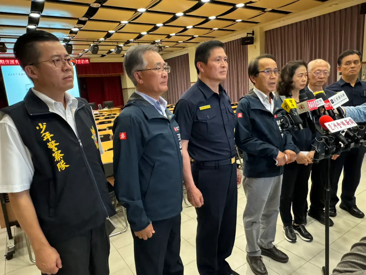 ▲「114年暑期保護青少年-青春專案」由林欽榮率領市府相關局處首長、人員，組成聯合稽查小組，針對青少年易聚集、滋事場所臨檢查察。（圖／高市警局提供）