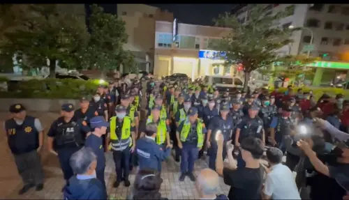 ▲警察局也動員17個分局、刑事警察大隊、保安警察大隊、交通警察大隊、少年警察隊等,同步針對轄內易聚集之營業場所執行擴大臨檢。(圖/高市警局提供) ▲警察局也動員17個分局、刑事警察大隊、保安警察大隊、交通警察大隊、少年警察隊等,同步針對轄內易聚集之營業場所執行擴大臨檢。(圖/高市警局提供)