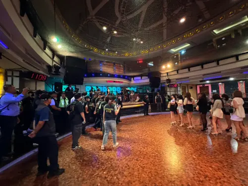 ▲「114年暑期保護青少年-青春專案」針對轄區大型舞廳、撞球館執行區域性閉鎖式臨檢查察。(圖/高市警局提供) ▲「114年暑期保護青少年-青春專案」針對轄區大型舞廳、撞球館執行區域性閉鎖式臨檢查察。(圖/高市警局提供)