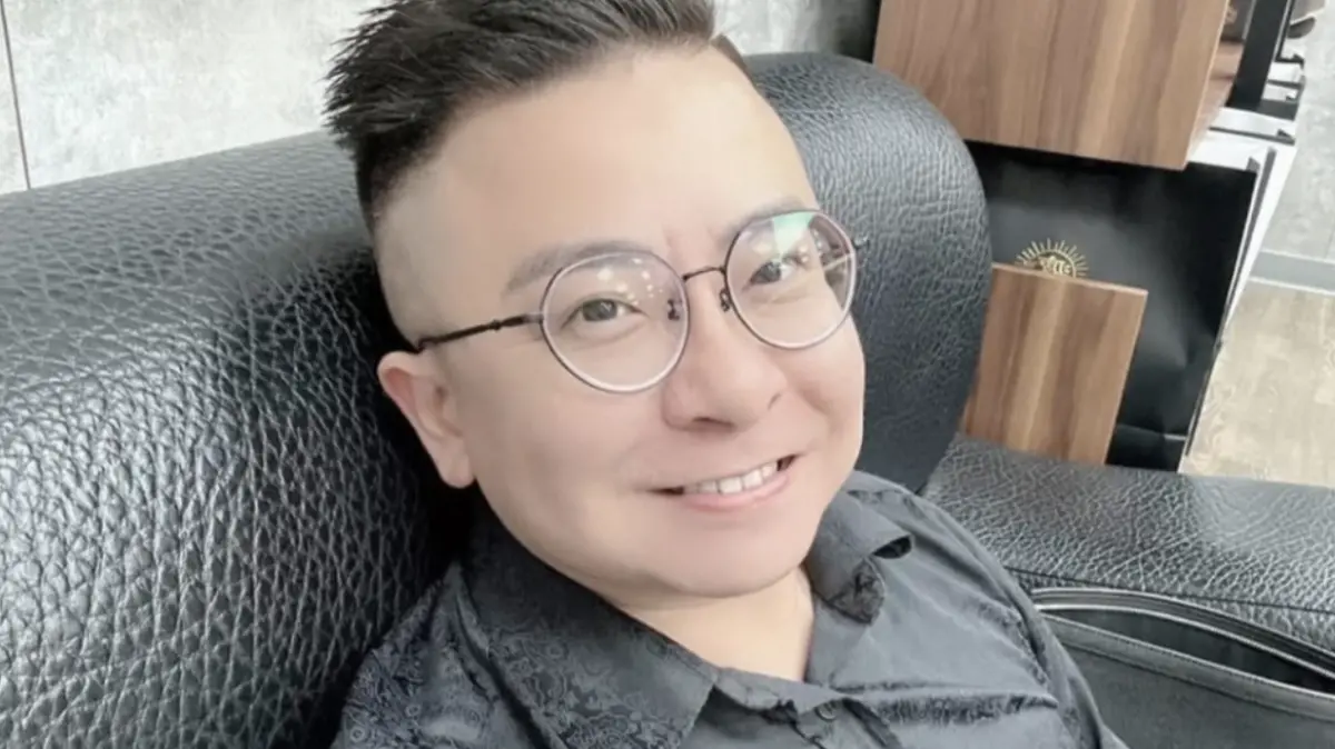 ▲嘉義知名電商主疲老闆（陳冠銘；如圖）近日指控結婚5年的老婆家暴、外遇，《NOWNEWS今日新聞》詢問他本人是否離婚，他喊道：「我那麼愛她，我捨不得跟她離婚⋯⋯」可卻遭對方要跟外遇對象生孩子。（圖／翻攝自疲老闆IG）