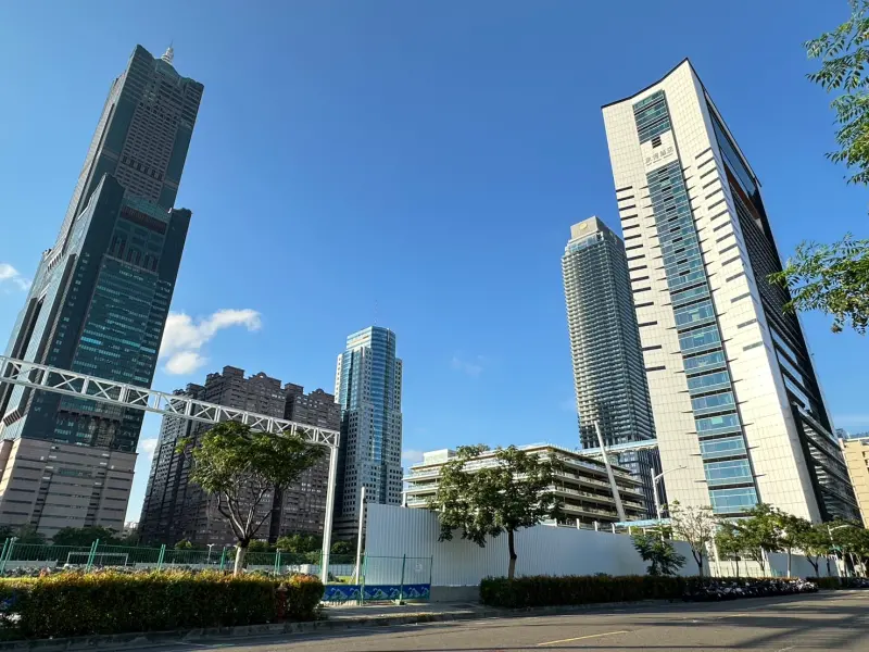 ▲亞洲新灣公辦都更案位於特貿三北基地，位於高雄市立圖書館總館、中鋼總部、高雄展覽館中間，透過公辦都更將改造為商辦大樓。（圖／信義房屋提供）