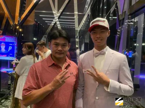 前味全龍黃自強(左)與兒子崔聖允(右)。(圖/記者陳柏翰攝) ▲前味全龍黃自強(左)與兒子崔聖允(右)。(圖/記者陳柏翰攝)