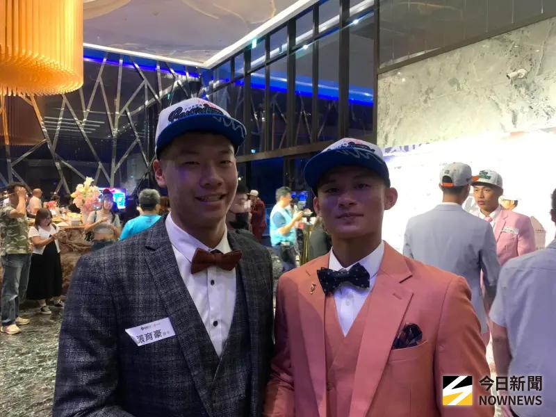 ▲普門中學捕手張育豪（左）、平鎮高中江庭毅（右）分別在首輪與第4輪受到富邦悍將指名，未來將成為隊友。（圖／記者陳柏翰攝）